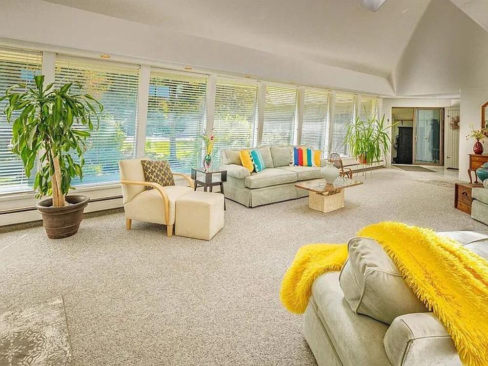 Lakehouse w Private Beach Bar Lg Deck Dock