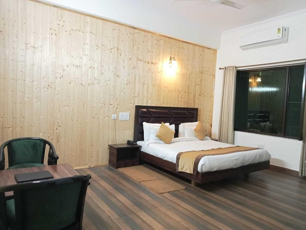 Pineland Chalets And Resort