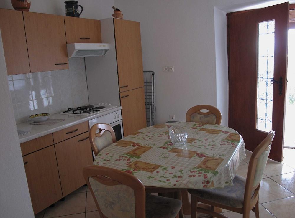 Bright and Modern: Fully Furnished Krk Apartments With Private Parking