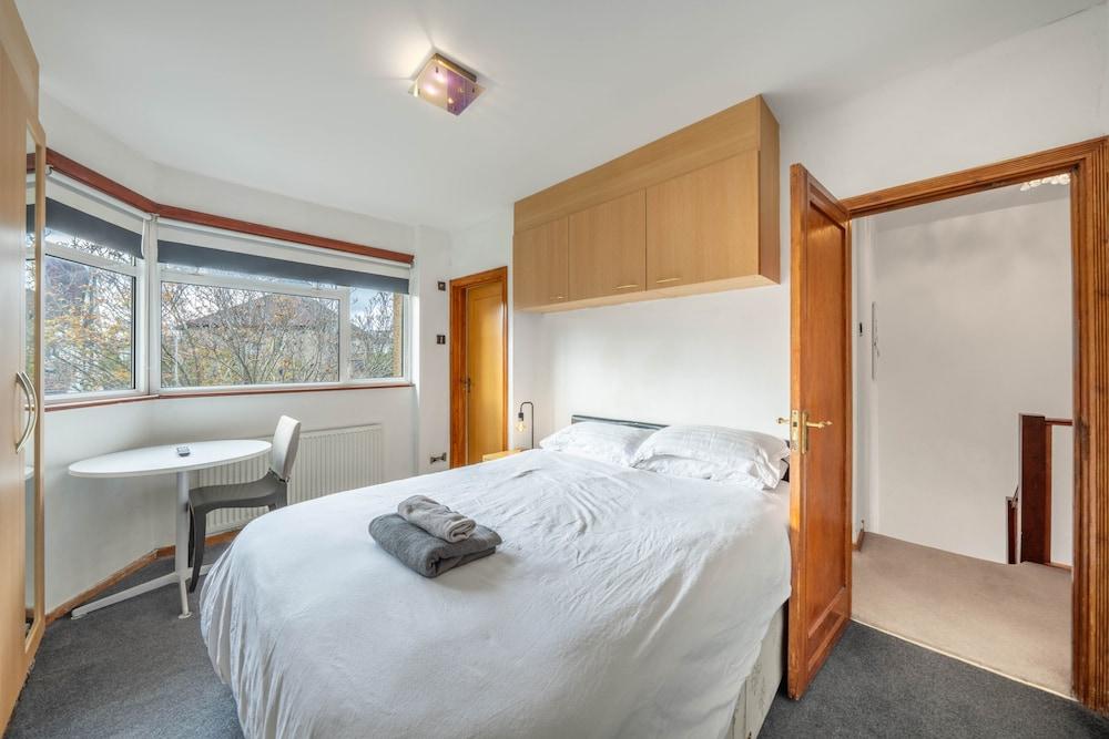 5-bed House - Sleeps 10 - Garden - Parking