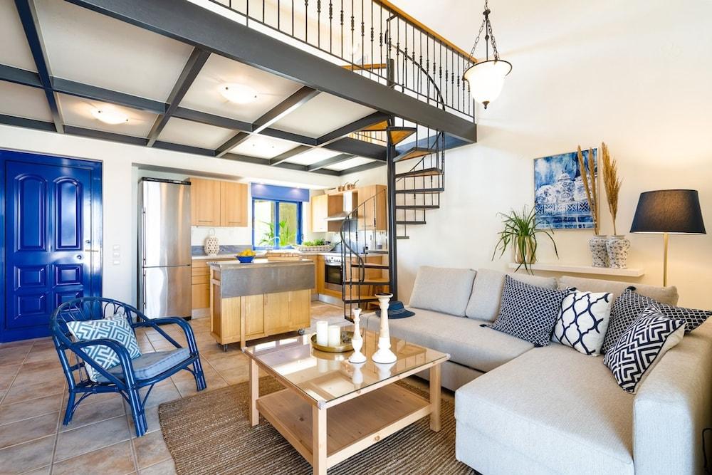 Beach House Kalamaki Steps Away From the Beach