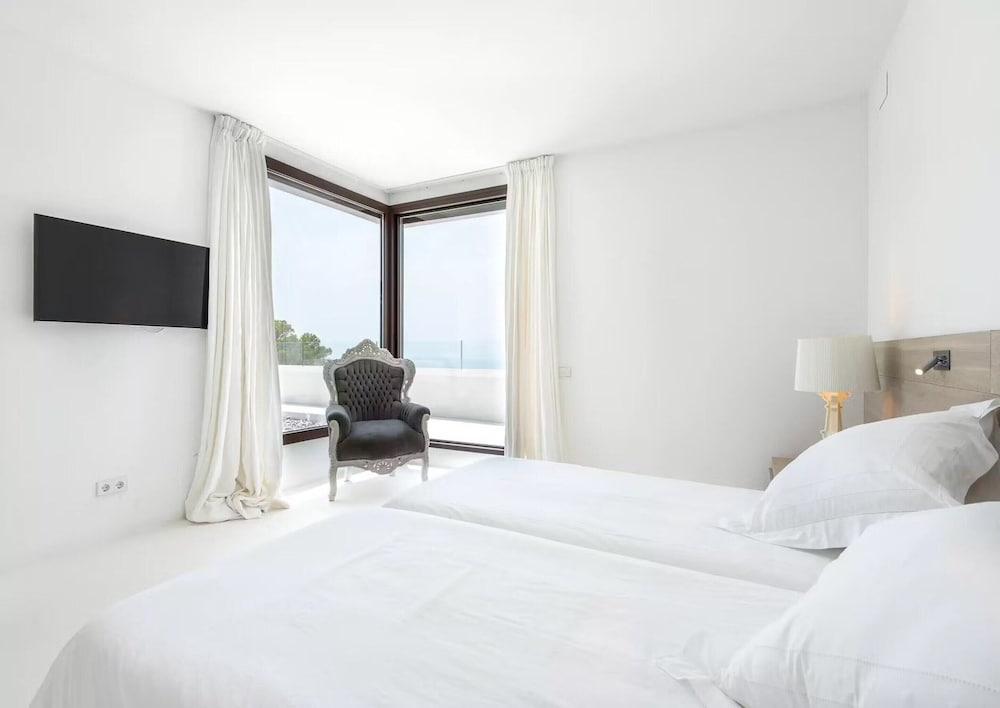 Stylish Villa With Infinity Pool