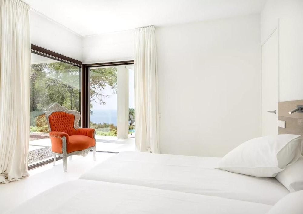 Stylish Villa With Infinity Pool