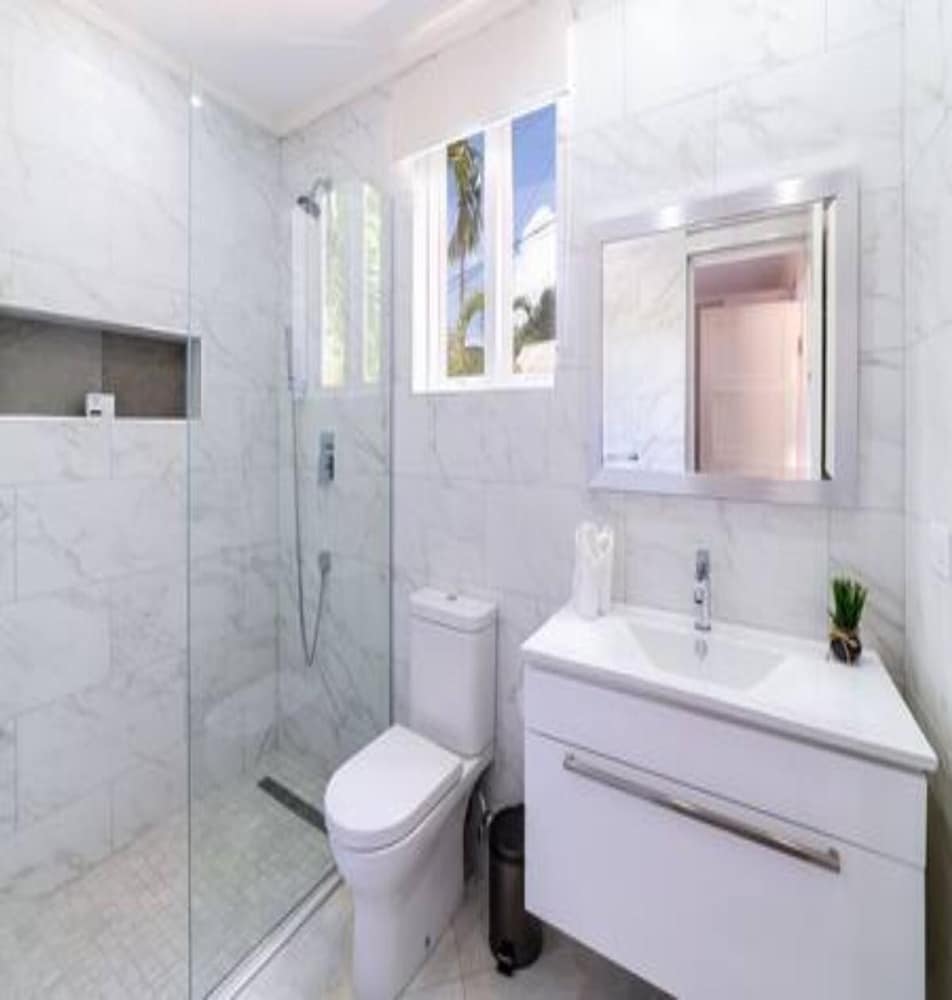 Villa Francoise - 4 Bedroom Beachfront w Pool