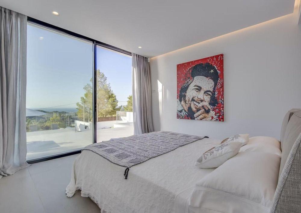 Sleek Villa With Nice Terrace