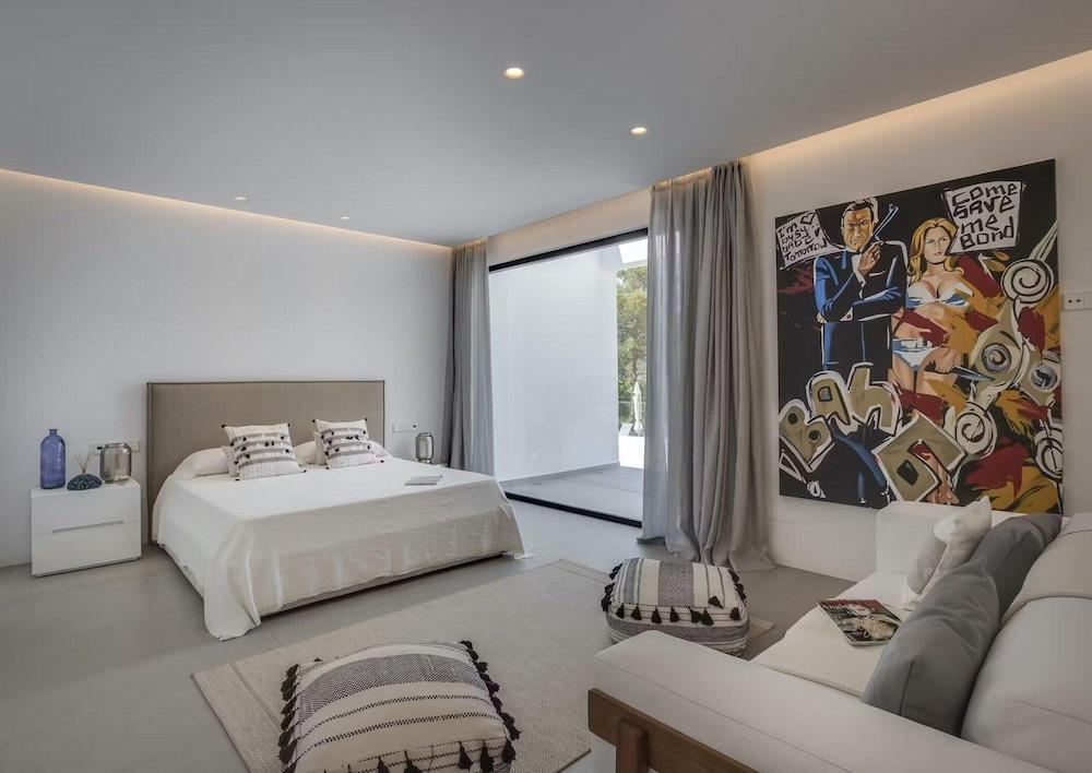 Sleek Villa With Nice Terrace