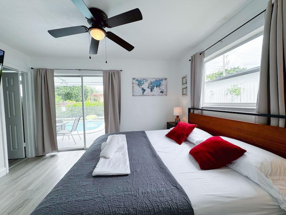 Tropical Villa King Bed Pool Top Location