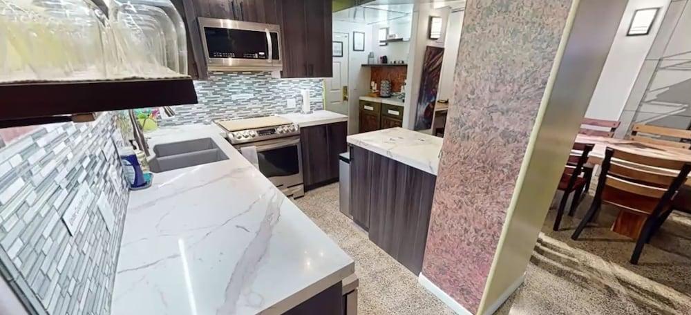 LVStripHouse Condos Sleeps up to 14