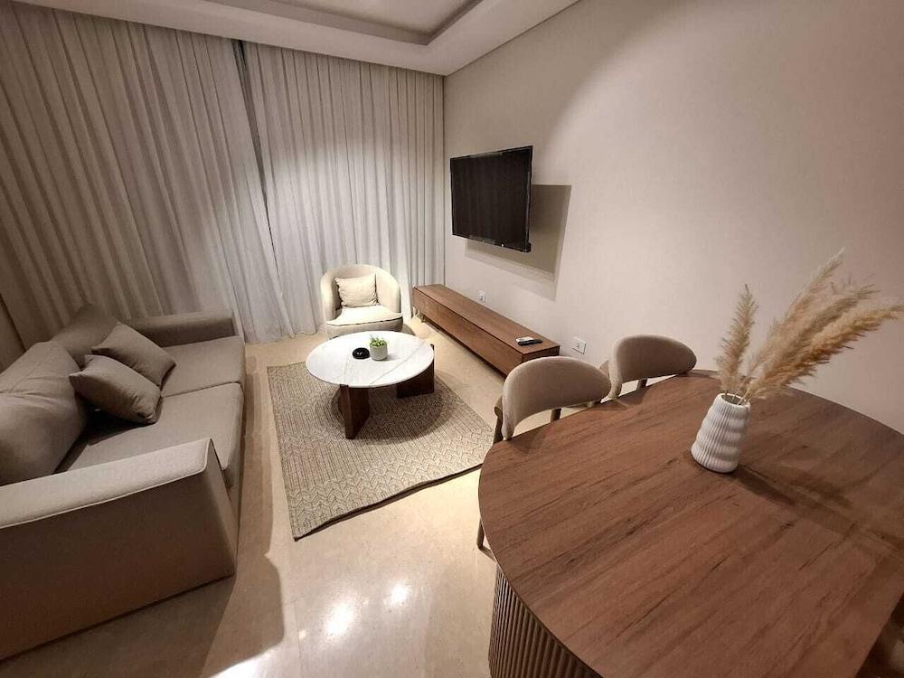 Mynt Stay zed west Residence 2 bedroom E1E213