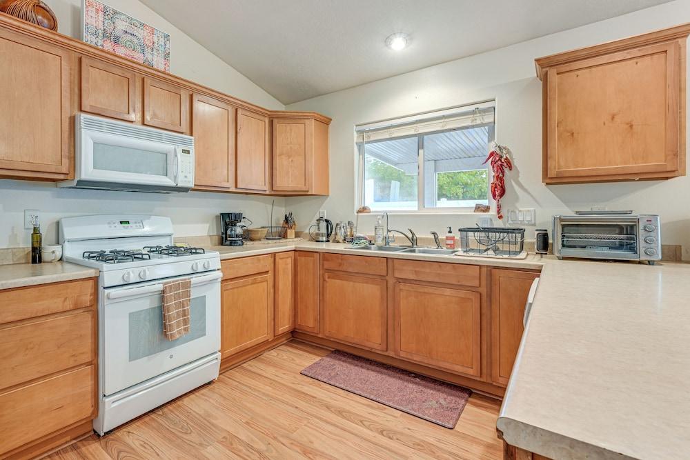 11 Mi to Sand Hollow State Park: Home w/ Fire Pits