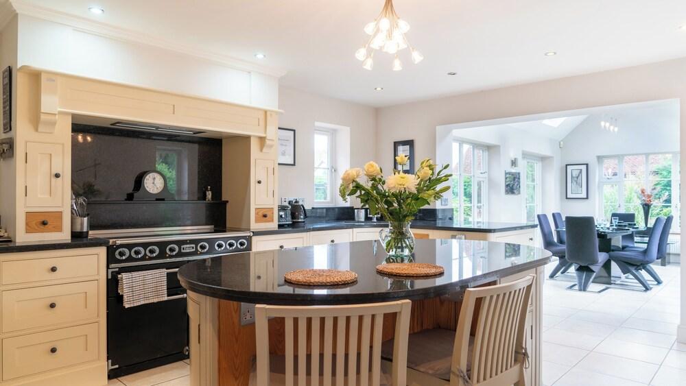 Superb 4BD Stay in Wyton and Houghton Village