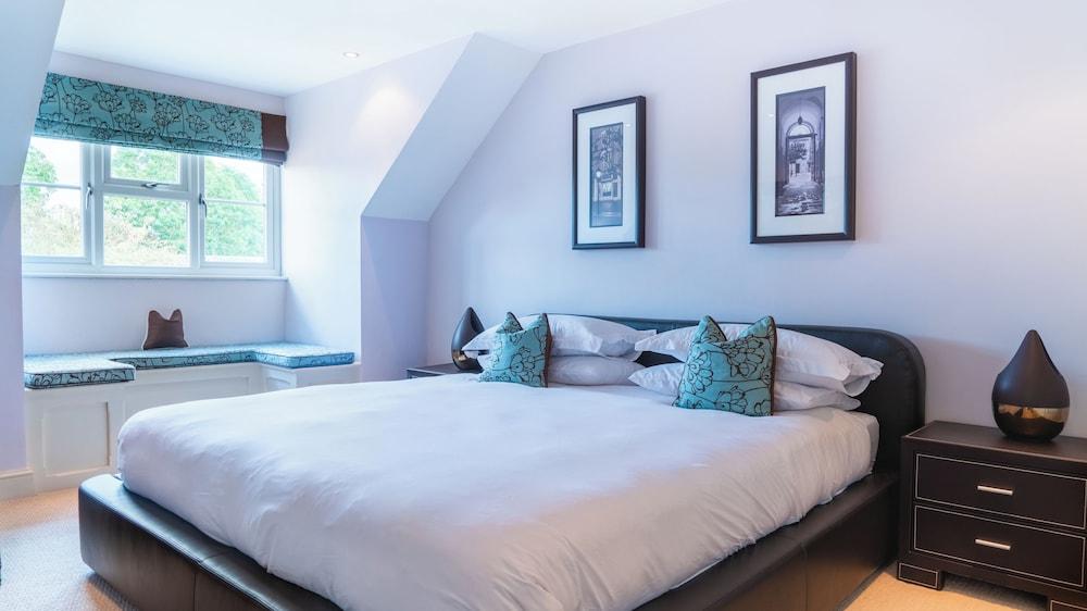 Superb 4BD Stay in Wyton and Houghton Village