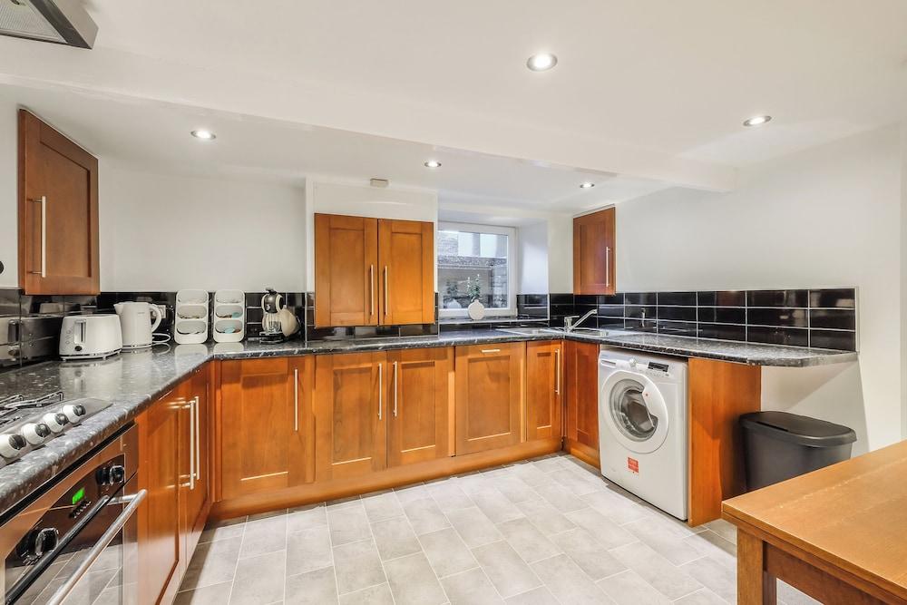 Sleek 2B/1B Retreat in Lindley, Huddersfield