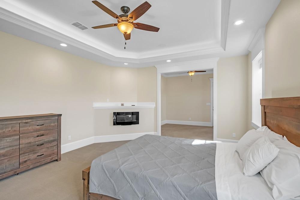 Luxurious 4-Bedroom Oasis with Private Pool Home