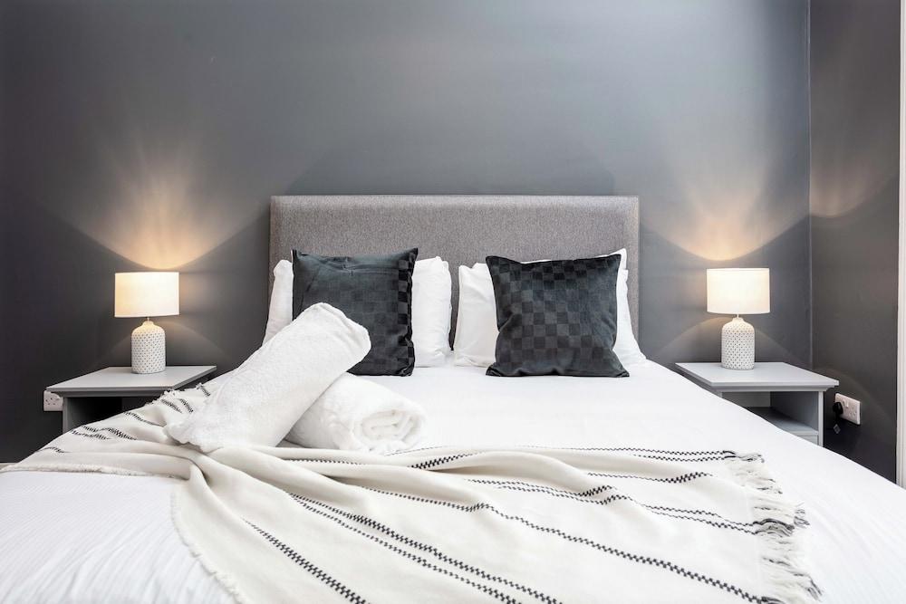 The Oliver - Donnini Apartments