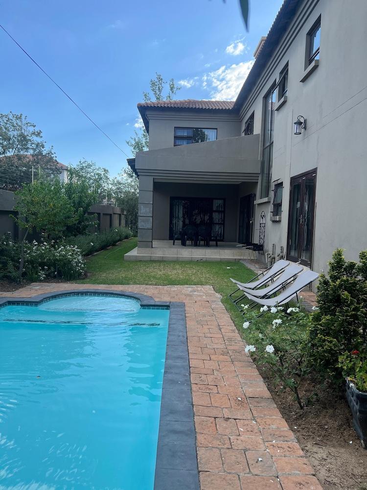 Fourways Luxury 5-Bed Home
