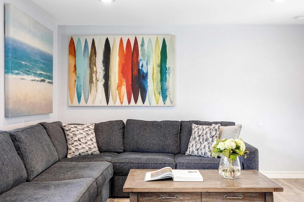 Sandy by Avantstay Oceanview, Steps to Beach Patio w/ Fire Pit + Dining Area