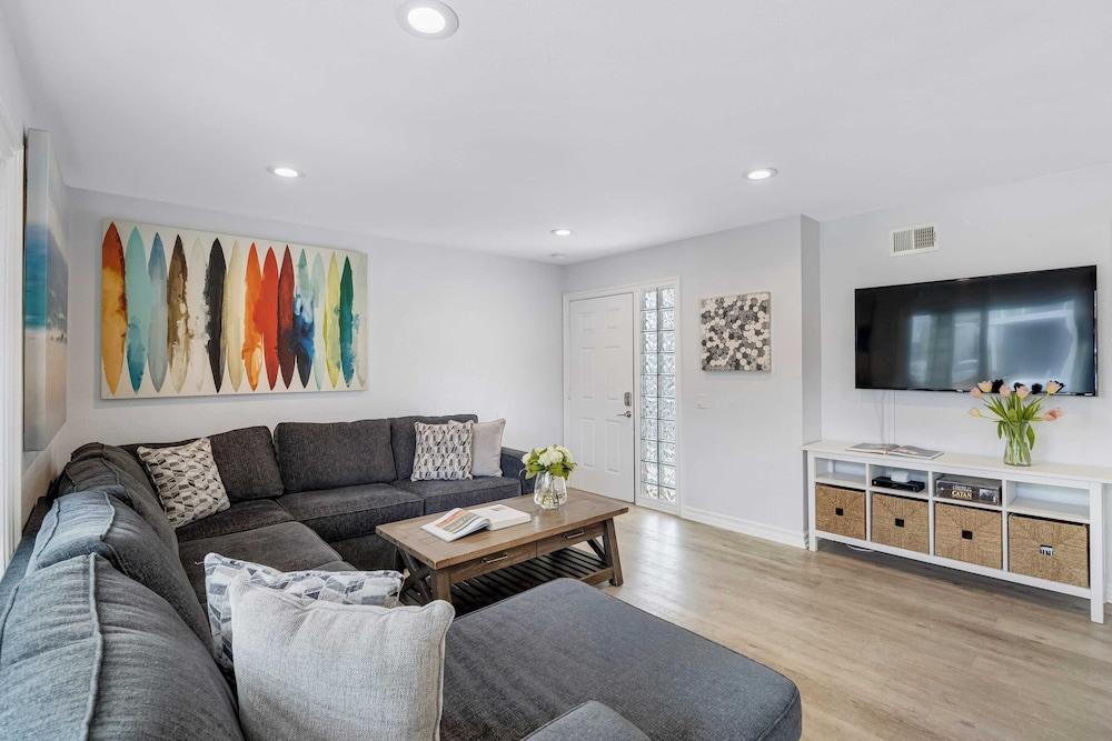 Sandy by Avantstay Oceanview, Steps to Beach Patio w/ Fire Pit + Dining Area