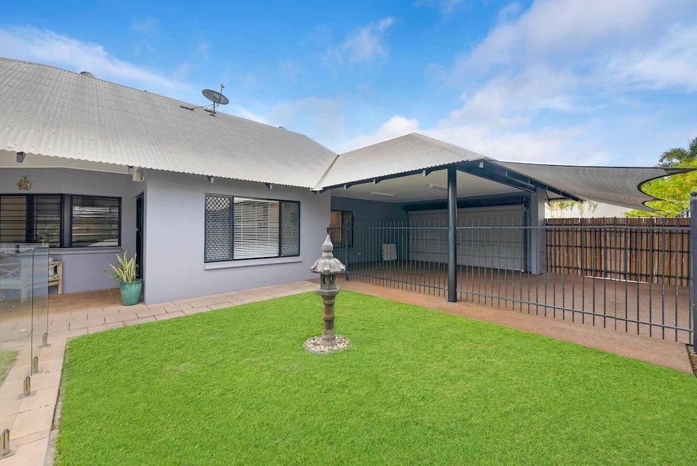 Cityside Hideaway Pool - Workstation - Markets