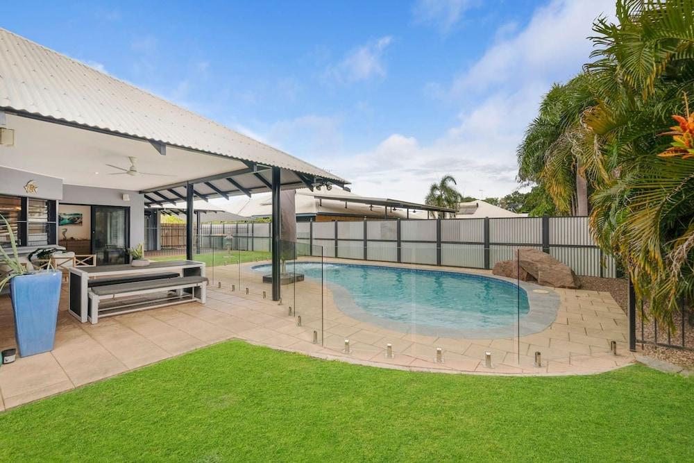 Cityside Hideaway Pool - Workstation - Markets