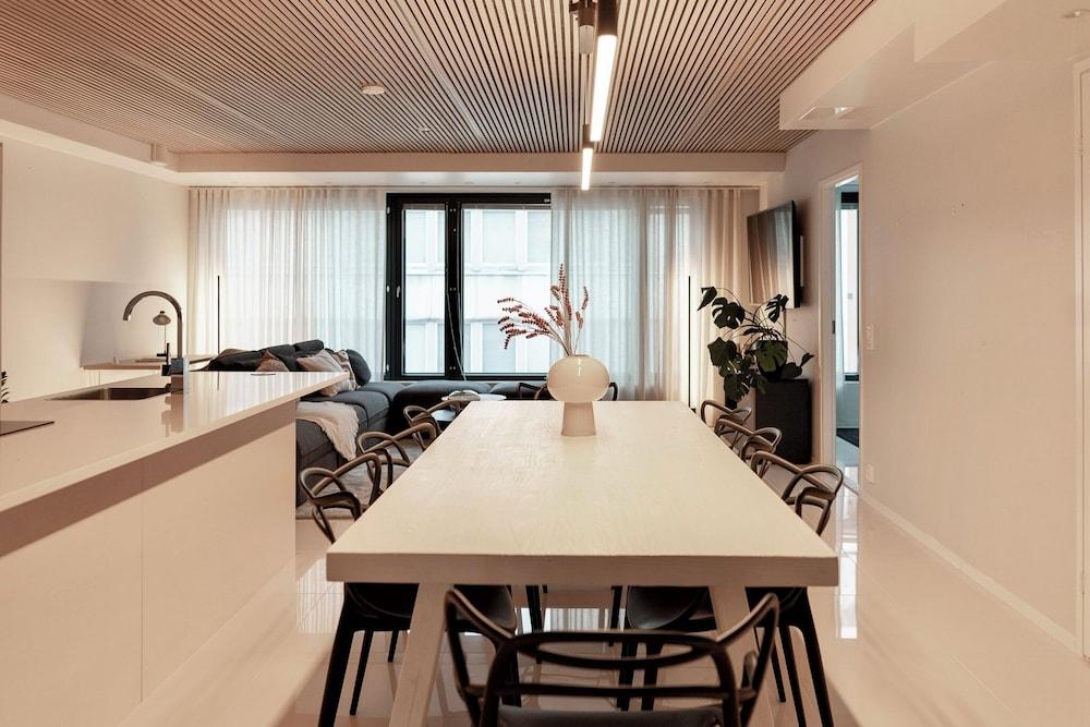 Luxurious 3-Br Apt with Balcony