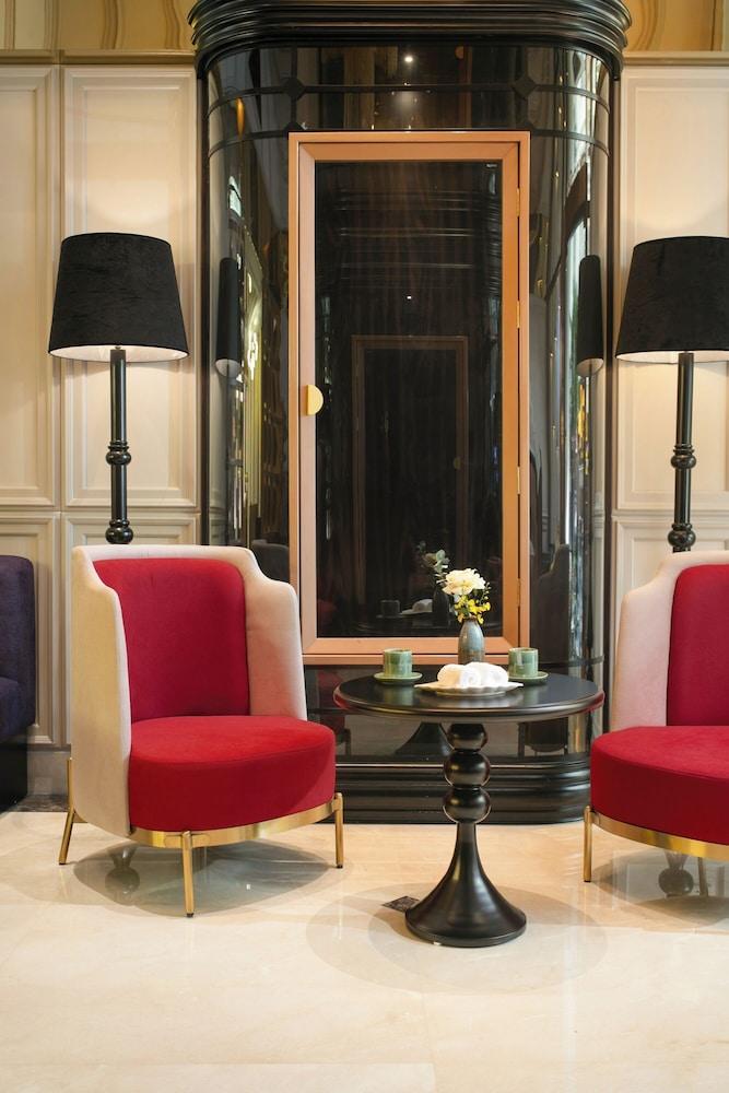 Le Premier Hotel & Rooftop Bar