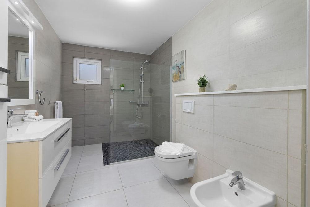 Central 4br3ba Villa w Ocean Views Private Pool