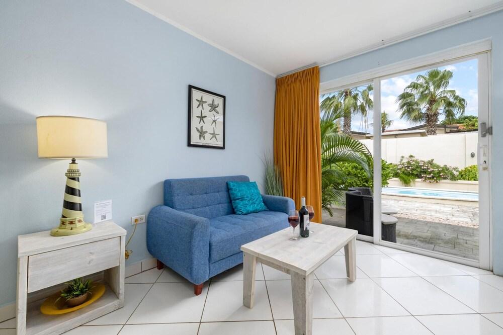 Poolside 1-bed Near Palm Beach