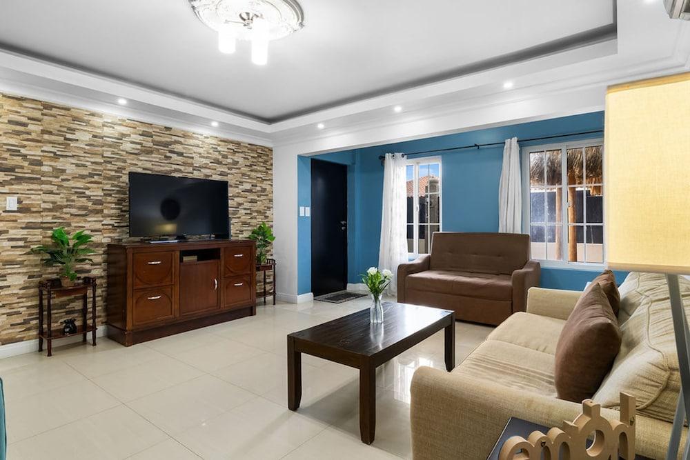 Urban 5BR Private Pool Getaway 10 Min- Bch