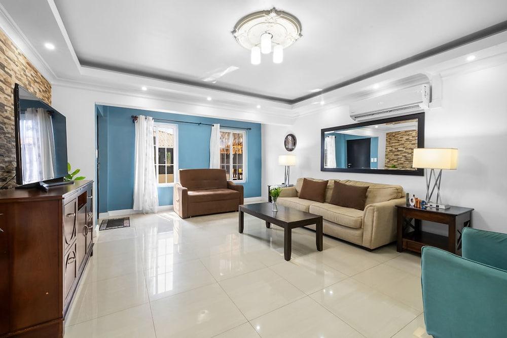 Urban 5BR Private Pool Getaway 10 Min- Bch