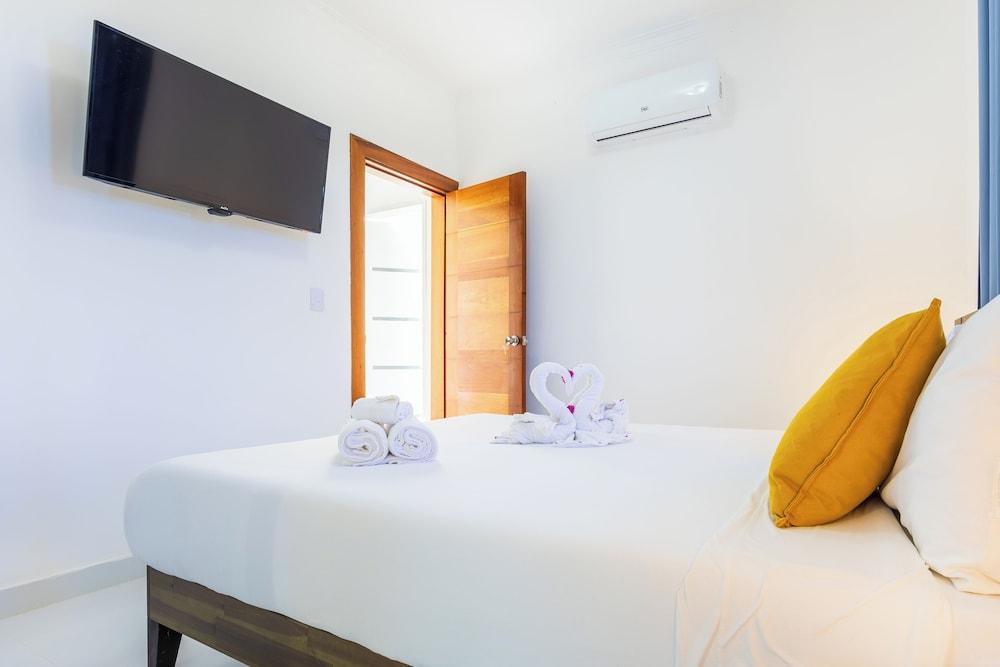 3-BR Villa with Pool & Rooftop Jacuzzi