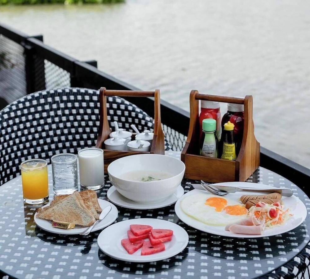 Boathouse Boutique Riverside