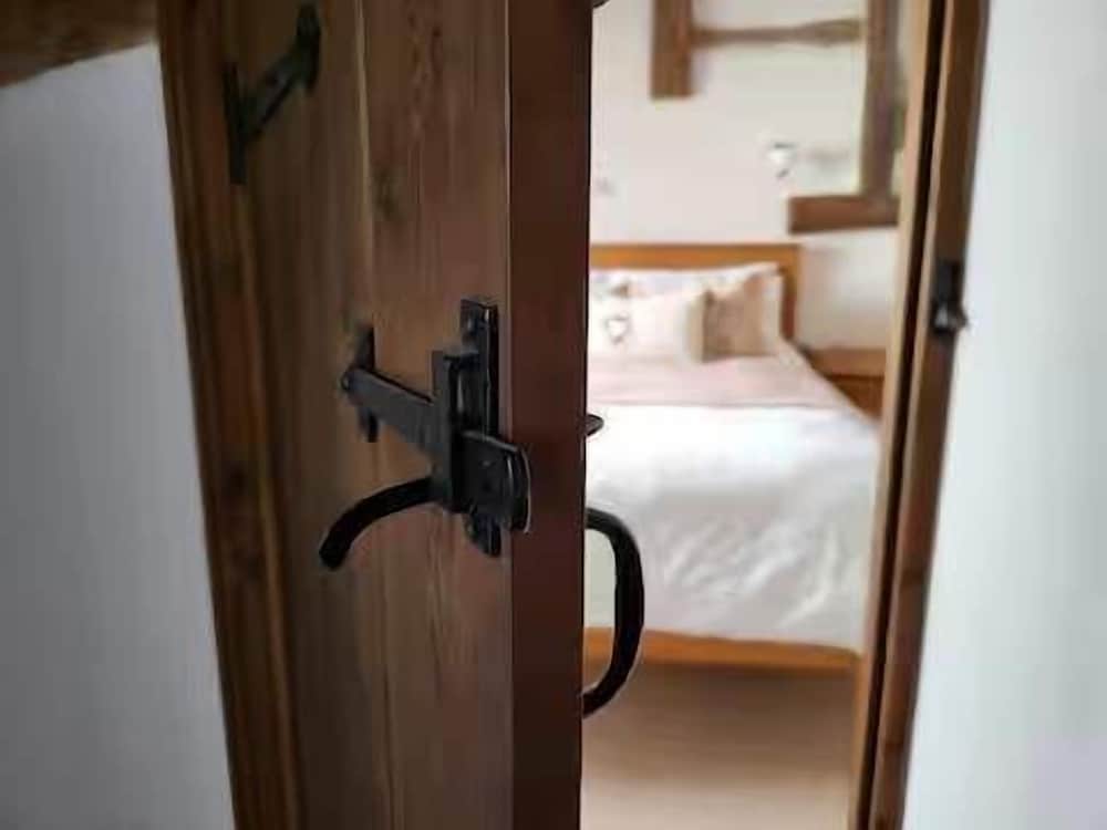 Host Stay Gwenelin Cottage