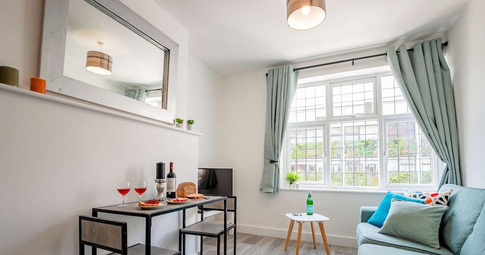 Host Stay Croydon Road Dwelling