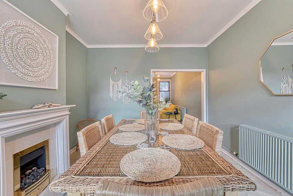 Host Stay Barton Road House