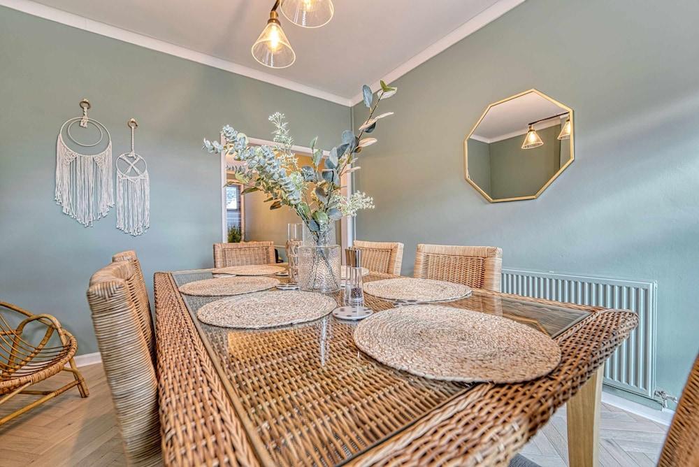 Host Stay Barton Road House