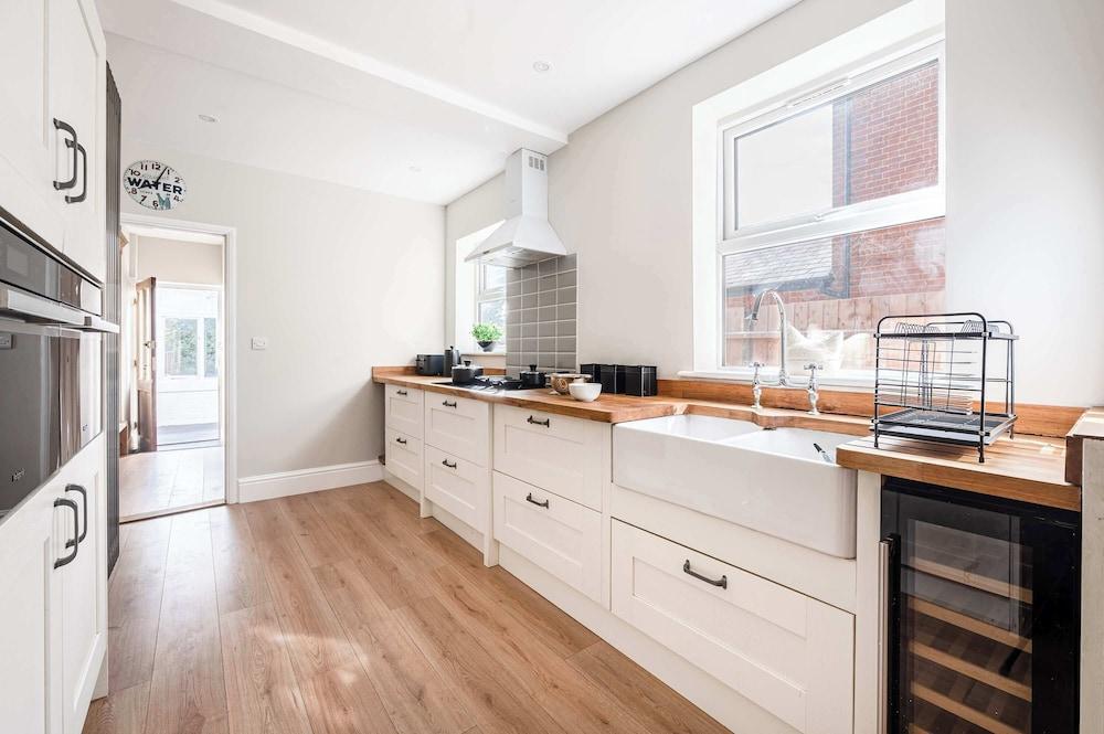 Host Stay Sherrington Road Abode