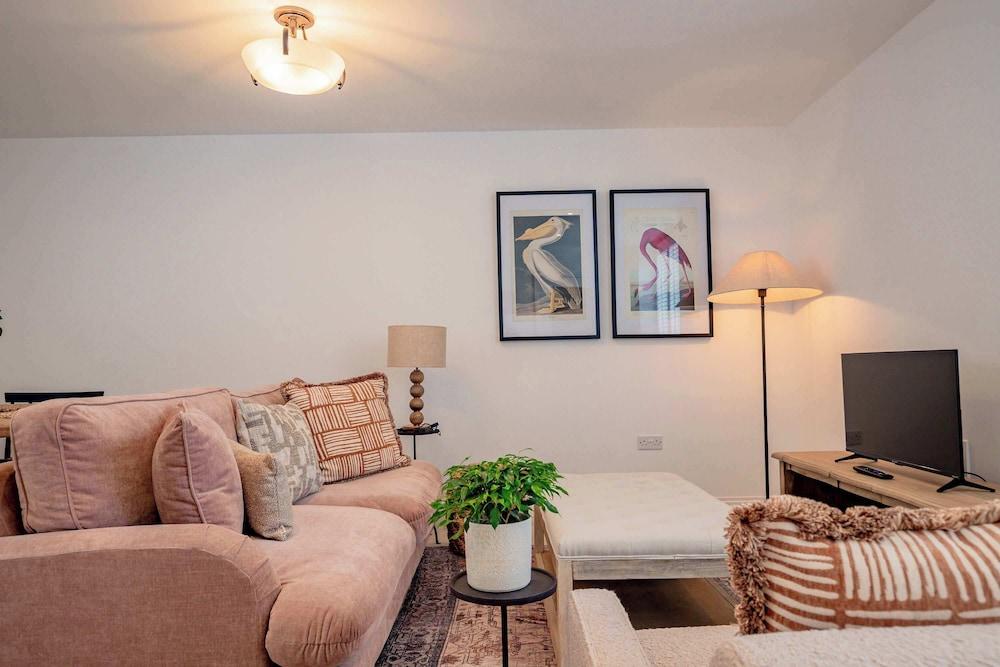 Host Stay The Old School House