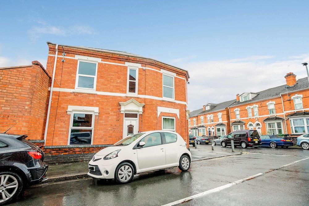 Host Stay Compton House