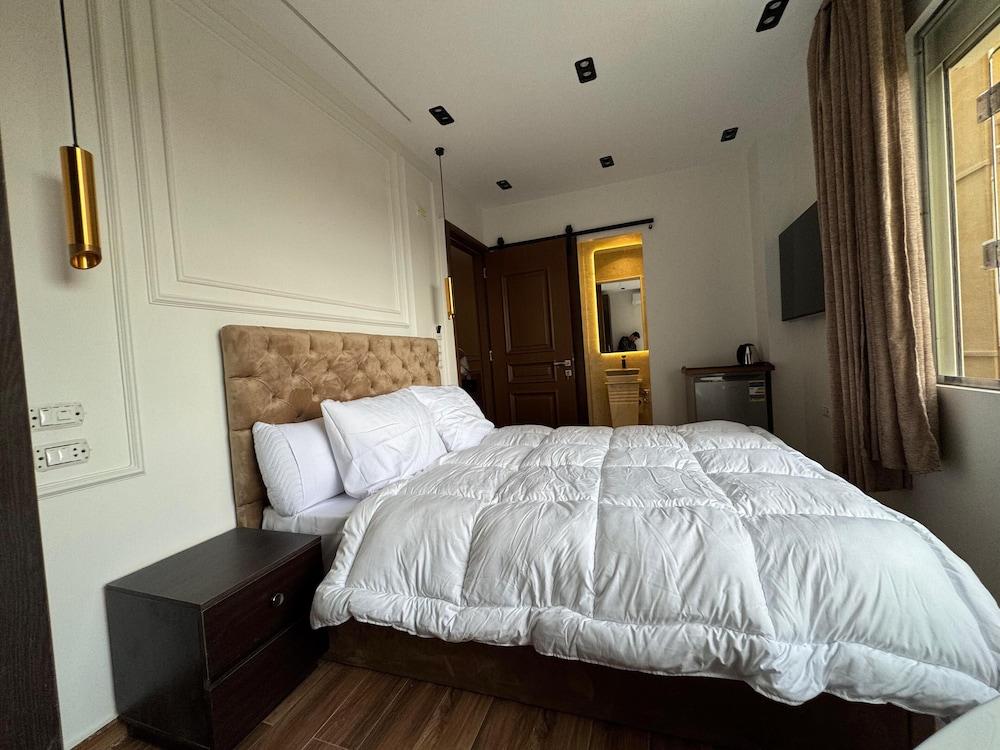 New White Pyramids Inn