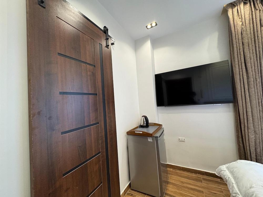 New White Pyramids Inn