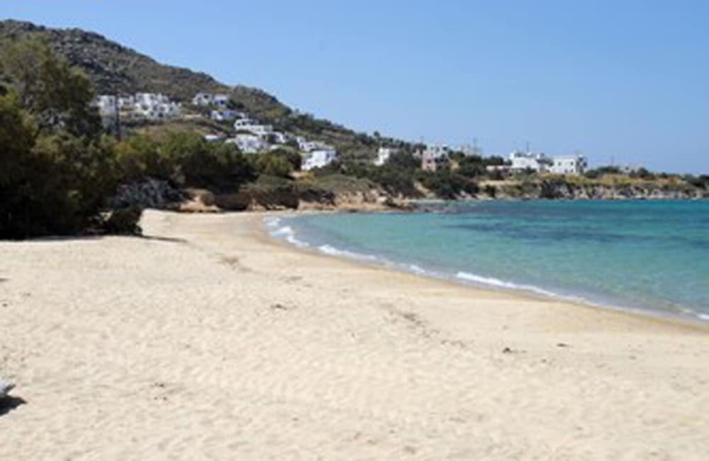 B4 Cycladic Home for 6 by the Beach