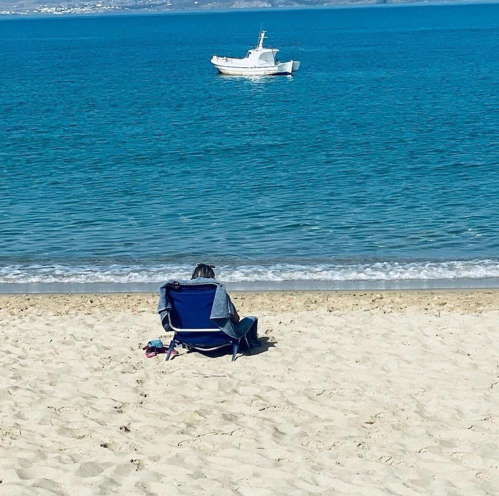 B4 Cycladic Home for 6 by the Beach