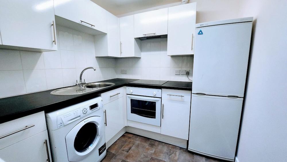 Camberley - 1-bed Annex - Sleeps 2 - Garden