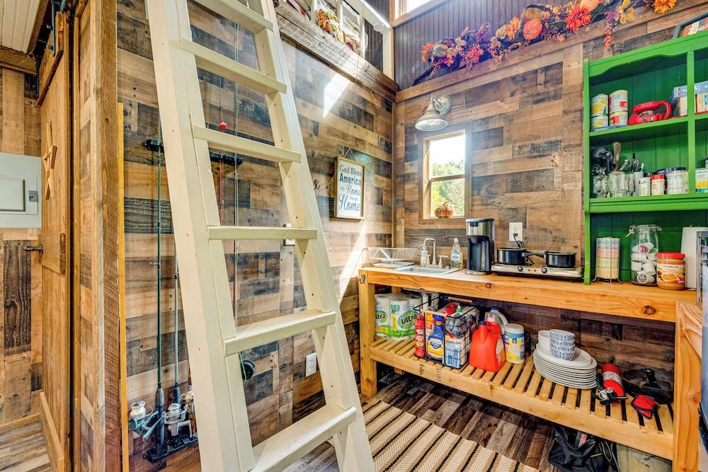 Creek Access, Fire Pit & Grill: Summerville Studio