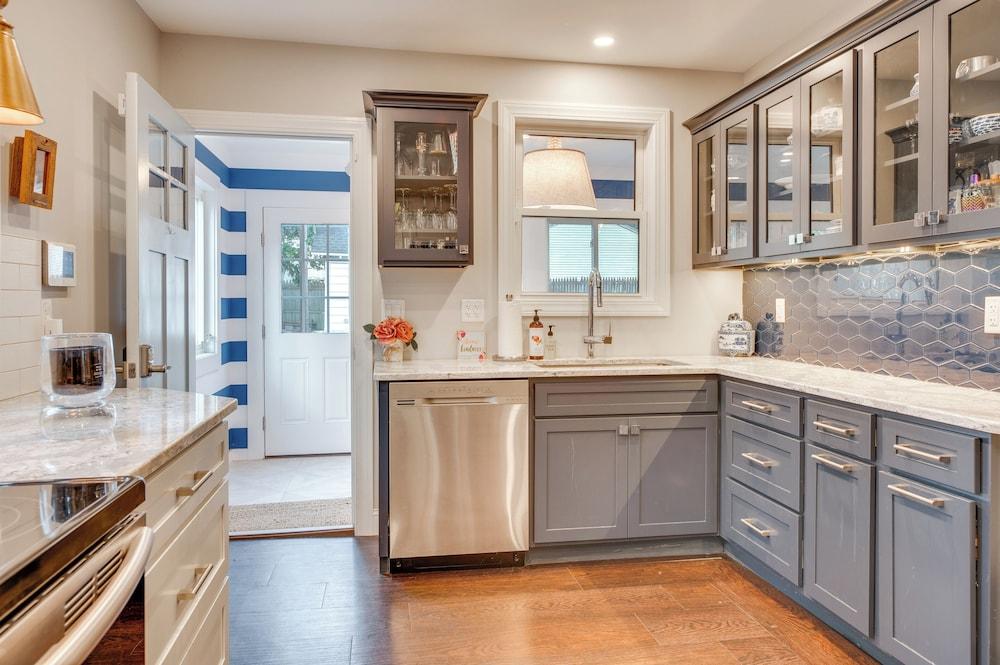 1 Mi to Drakes Island Beach: Cottage w/ Deck!