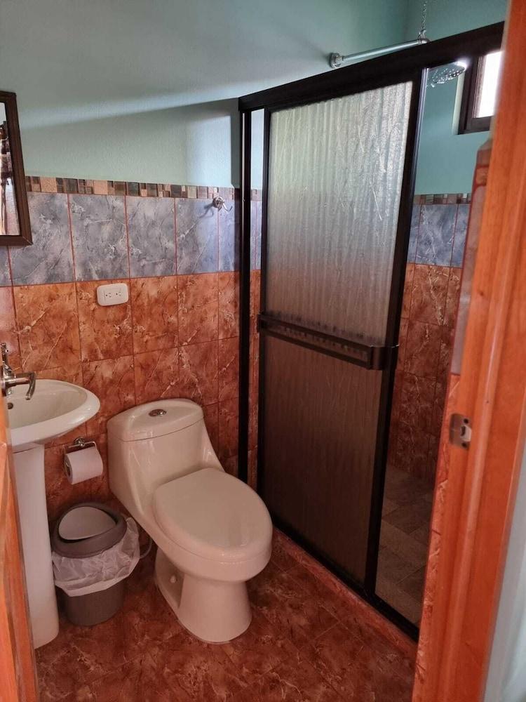 Cabinas El Pilon Rio Celeste