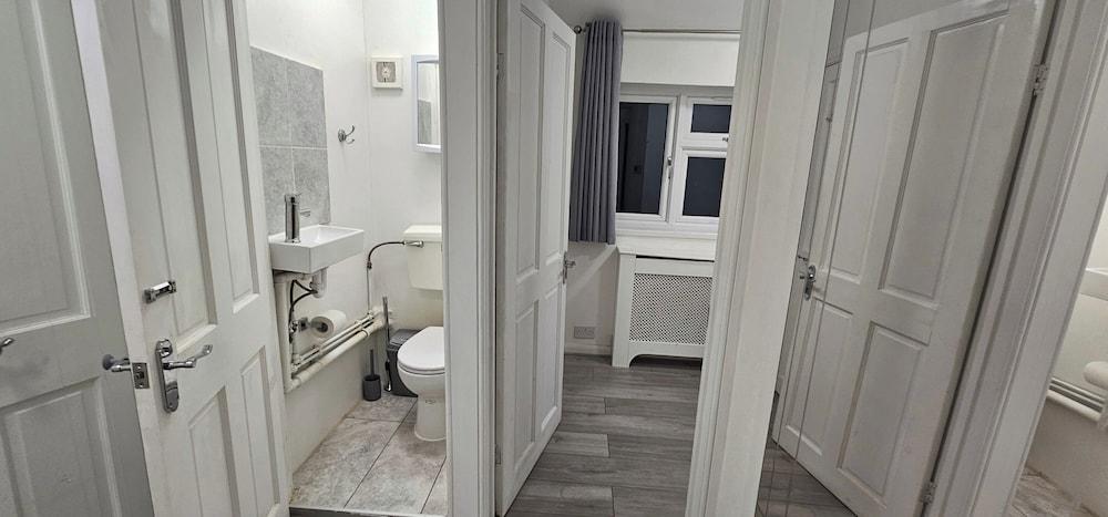 Spacious & Modern 2-bed House in Dagenham