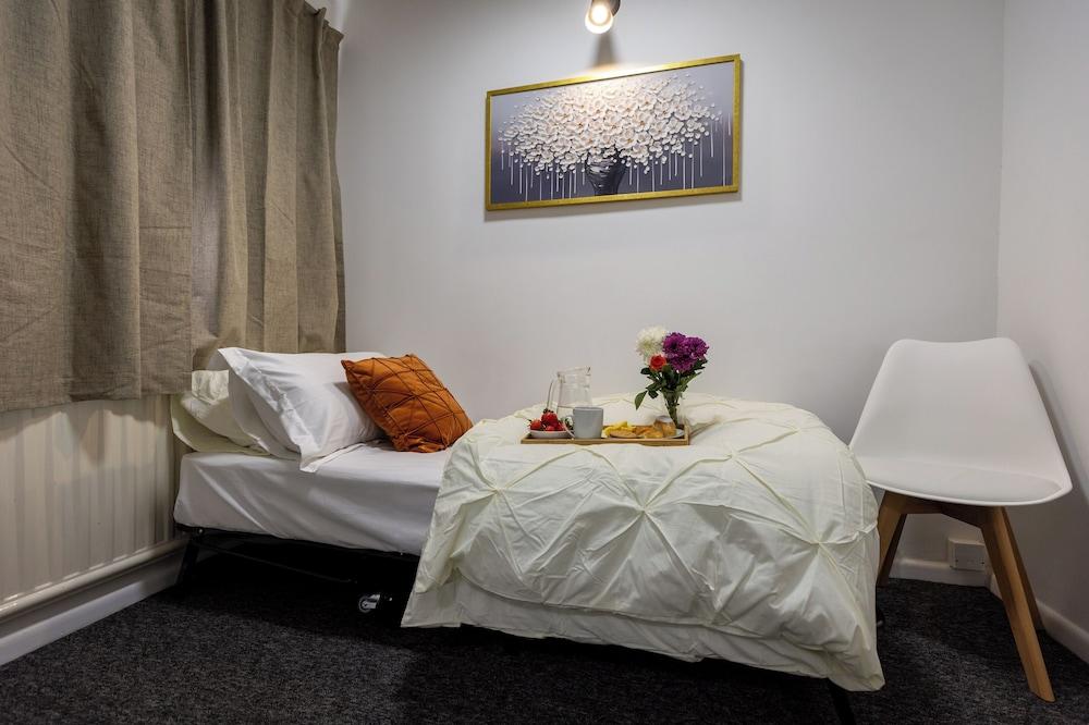 Norwich - House - Sleeps 7 - Parking - Garden