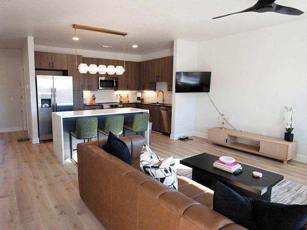 5020 PLace - Luxury Apartment